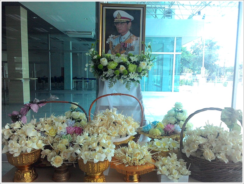 ﻿กรมบังคับคดีอาสาร่วมจัดทำดอกไม้จันทน์ เพื่อถวายในพระราชพิธีถวายพระเพลิงพระบรมศพ ในหลวงรัชกาลที่ 9          